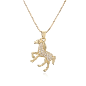 Détail du pendentif cheval plaqué or 18K avec zircons blancs sur une chaîne vénitienne