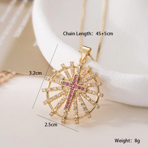 Vista macro del ciondolo a croce placcato oro 18K con pietre di zirconia rosa e bianche