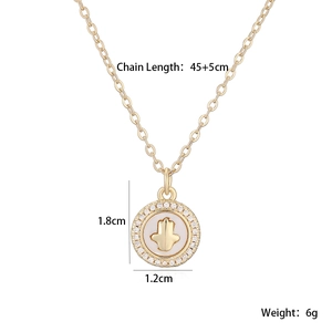 Detailansicht der Hamsa-Hand-Halskette mit Muschel-Inlay und Zirkonia-Rahmen