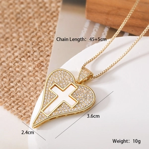 Vista dettagliata del pendente a croce e cuore in oro 18K con inserto in madreperla