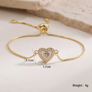 Détail du bracelet cœur plaqué or 18K avec zircons et incrustation de nacre blanche