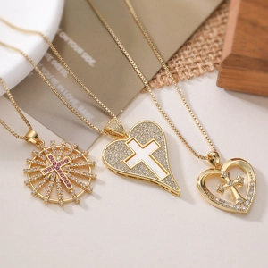 Collana con Pendente a Croce e Cuore in Rame Placcato Oro 18K per Donna Lussuosa Catena Veneziana con Zirconia Intarsiata Gioielli Religiosi