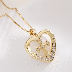 Elegante collana con ciondolo a cuore e croce placcata oro 18K e zirconi brillanti