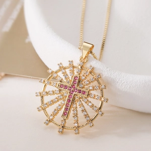 Collana con ciondolo a croce e cuore placcata oro 18K con zircone rosa e cornice