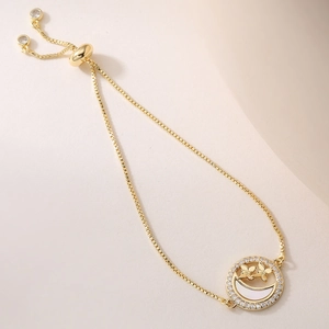 Détail du pendentif lune papillon en or 18K avec nacre et zircon sur une chaîne réglable
