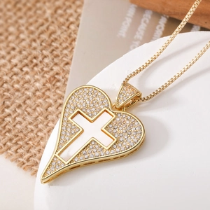 Elegante collana a cuore placcata in oro 18K con ciondolo a croce e zirconi