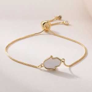 Bracelet Hamsa exquis plaqué or 18 carats avec nacre blanche et breloques en zircon brillant