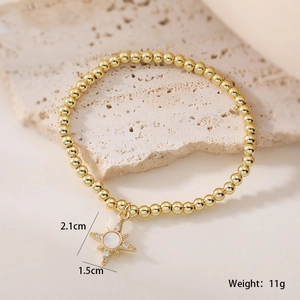 Détail du bracelet perlé plaqué or 18 carats avec pendentif étoile et nacre raffiné