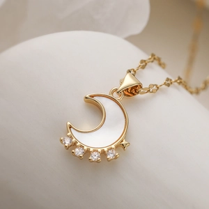 Collier lune en nacre plaqué or 18 carats avec oxydes de zirconium sur pierre