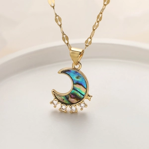 Collier lune plaqué or 18 carats avec incrustation de coquillages et zircons cubiques