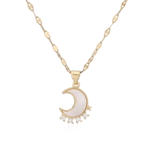 Détail du pendentif lune en plaqué or 18 carats avec nacre et zircons étincelants
