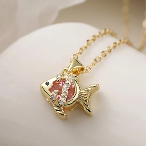 Minimalistische vergoldete Goldfisch-Halskette mit rosa Edelstein und weißen Kristallen