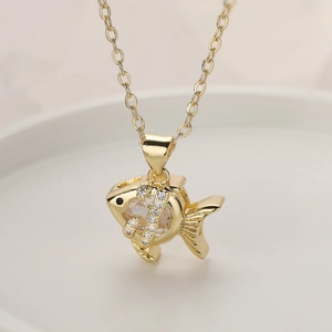 Fisch-Anhänger-Halskette mit 18K Goldbeschichtung, Zirkonia-Steinen und einem schwarzen Auge