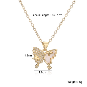Detail einer 18K vergoldeten Schmetterlingskette mit weißer Muschel und Zirkonia