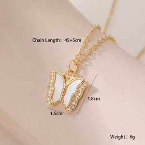 Makroaufnahme der Schmetterlingskette in 18K Gold, Maße 1,5x1,8 cm und Kette 45+5 cm lang