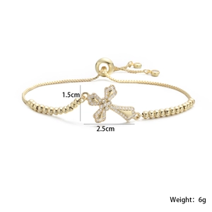 Détails du pendentif croix 1,5x2,5 cm et fermoir coulissant réglable sur le bracelet doré
