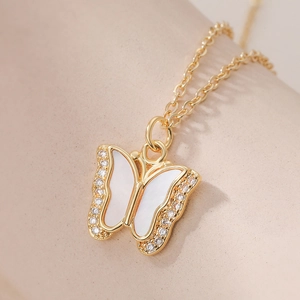 Elegante 18K vergoldete Schmetterling Halskette mit Perlmutt und funkelnden Zirkonien