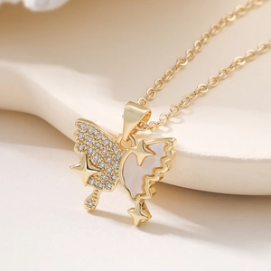 Elegante 18K vergoldete Schmetterling Halskette mit Zirkonia und weißem Muschelanhänger