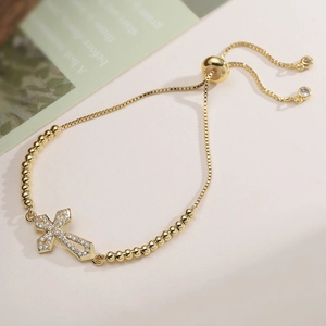 Bracelet luxueux en or 18 carats avec pendentif croix en zircon et fermoir coulissant réglable