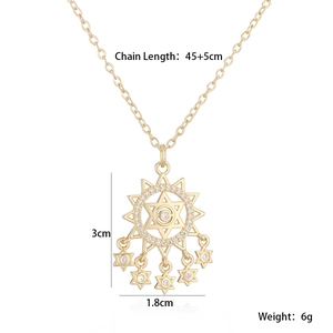 Détail du pendentif attrape-rêves plaqué or 18K avec breloques étoiles et zircons