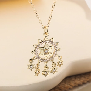 Collier plaqué or 18 carats avec pendentif attrape-rêves en étoile et zircons brillants