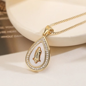 Luxueux collier goutte plaqué or 18 carats avec camée Vierge Marie en nacre et zircons
