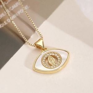 Collier Vierge Marie en plaqué or 18K avec nacre blanche et zircons style œil protecteur