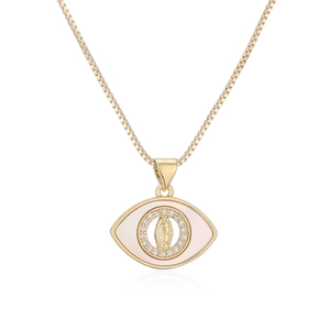 Gros plan du pendentif œil maléfique plaqué or 18 carats avec nacre et zircon