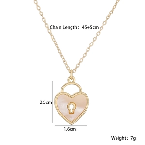 Détail d'un pendentif cœur plaqué or 18 carats avec nacre et dimensions du produit