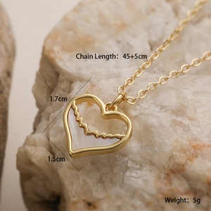 Gros plan détaillé du pendentif cœur plaqué or 18K avec nacre blanche et dimensions