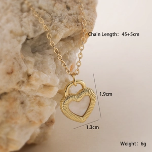 Détail du pendentif cœur plaqué or 18 carats avec nacre montrant la taille 1,9cm x 1,3cm