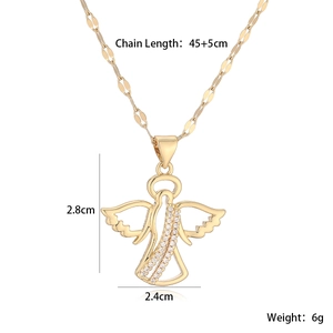 Détail du collier ailes d'ange plaqué or 18K avec dimensions 2,8x2,4cm et chaîne 45+5cm