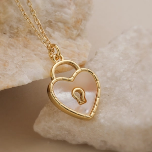 Collier cadenas cœur en cuivre plaqué or 18K avec nacre sur pierre blanche