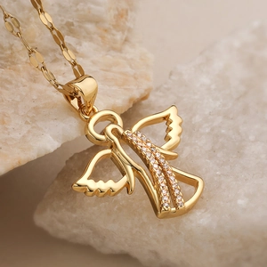 Magnifique collier pendentif aile d'ange plaqué or 18K orné de zircons brillants