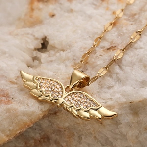 Exquis collier pendentif ailes d'ange plaqué or 18K serti de zircons étincelants
