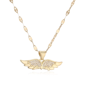 Détail du pendentif ailes d'ange plaqué or 18K serti de zircons scintillants