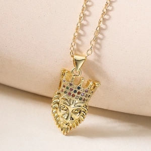 Collana con ciondolo a testa di leone placcata oro 18K e corona di gemme colorate