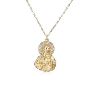 Dettaglio del pendente Saint Jude placcato oro 18K con pietre lucide su catena a O