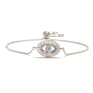 Vue détaillée du bracelet Œil de Fatima avec zircons cubiques bleus et blancs étincelants