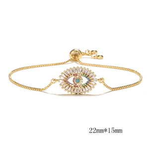 Détail du bracelet œil protecteur ajustable avec zircons colorés et chaîne dorée