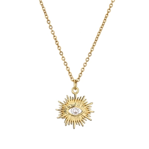 Detalle del collar dorado con colgante de ojo y piedra preciosa central brillante