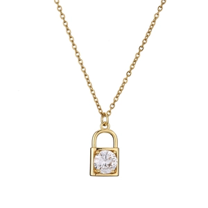 Detalle de un collar chapado en oro con colgante de candado y circonita redonda brillante