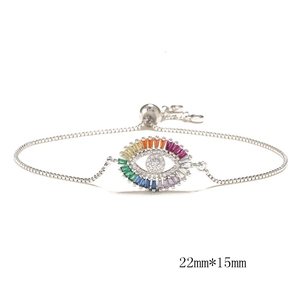 Détail du pendentif œil maléfique de 22mm x 15mm avec zircons arc-en-ciel colorés