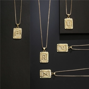 Collares cuadrados chapados en oro con iniciales grabadas y textura de rayos de sol