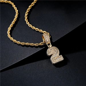 Détail du pendentif numéro 2 plaqué or avec zircons carrés et chaîne torsadée fine