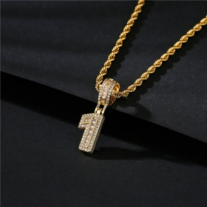 Pendentif chiffre 7 hip hop plaqué or avec zircons et chaîne corde tressée