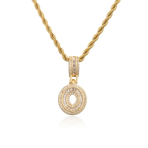 Détail du collier hip-hop plaqué or avec pendentif lettre O et zircons cubiques brillants