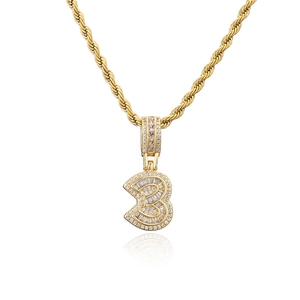 Détail du pendentif numéro 3 plaqué or serti de zircons avec une chaîne de corde