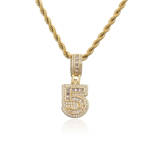 Détail du pendentif hip hop chiffre 5 en or serti de zircons ronds et de forme baguette