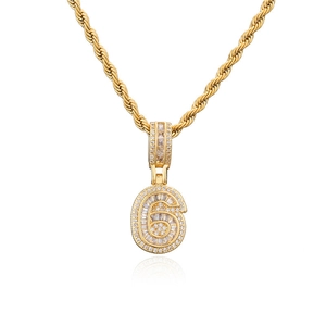 Détail du pendentif hip hop chiffre 6 plaqué or avec zircons cubiques et chaîne de corde